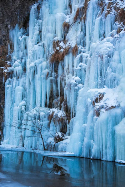 自然の背景に巨大な冷たいつらら — ストック写真