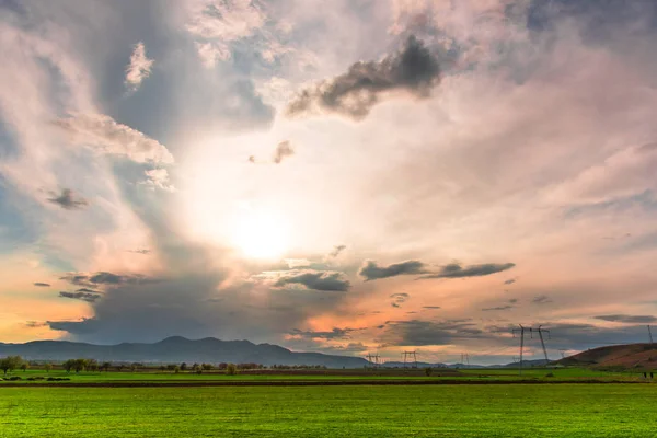Bulutlu gökyüzü arka plan şaşırtıcı doğa manzaralı