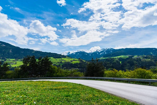 Bulutlu gökyüzü arka plan şaşırtıcı doğa manzaralı