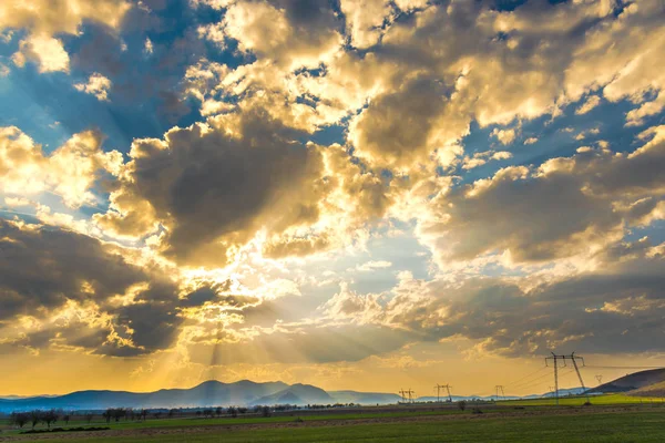 Cloudscape Piękne Zachód Słońca Światła Odległych Górach — Zdjęcie stockowe