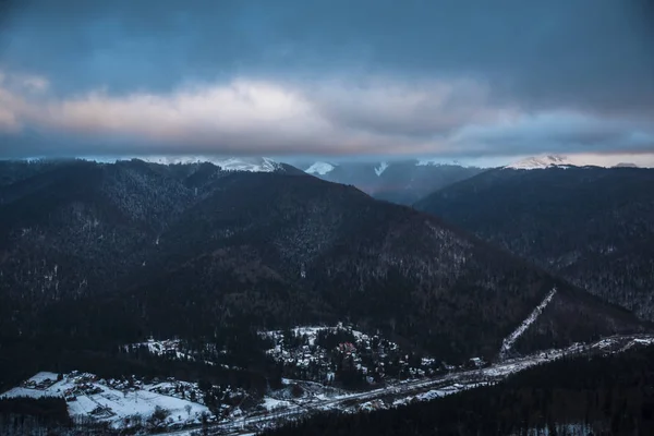 Bulutlu gökyüzü arka plan şaşırtıcı doğa manzaralı
