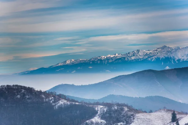 Kabarık karla kaplı dağ manzaralı şaşırtıcı