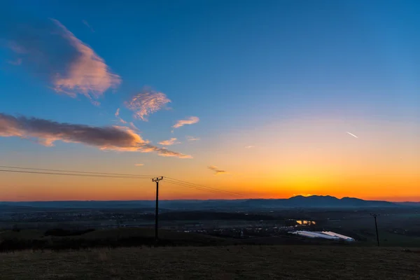 Hermoso Paisaje Nublado Luz Del Atardecer Con Montañas Distantes —  Fotos de Stock