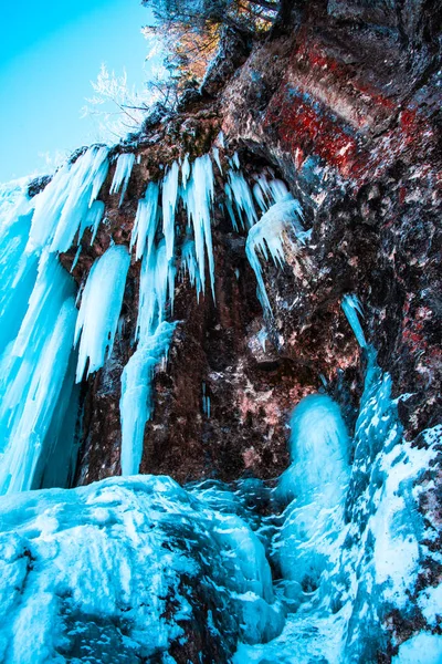 Riesige Kalte Eiszapfen Auf Dem Hintergrund Der Natur — Stockfoto