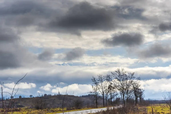 Bulutlu gökyüzü arka plan şaşırtıcı doğa manzaralı