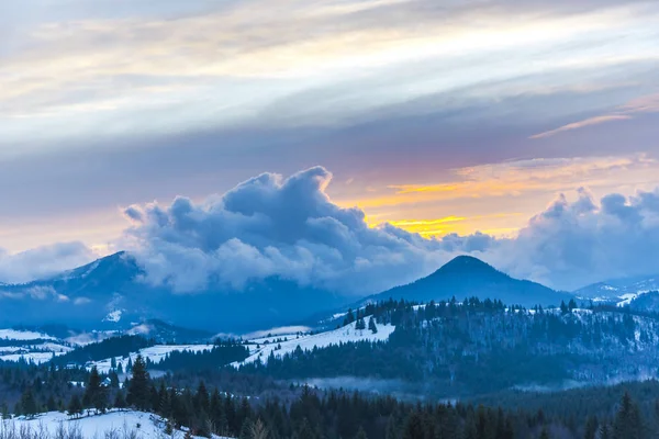 Bulutlu gökyüzü arka plan şaşırtıcı doğa manzaralı
