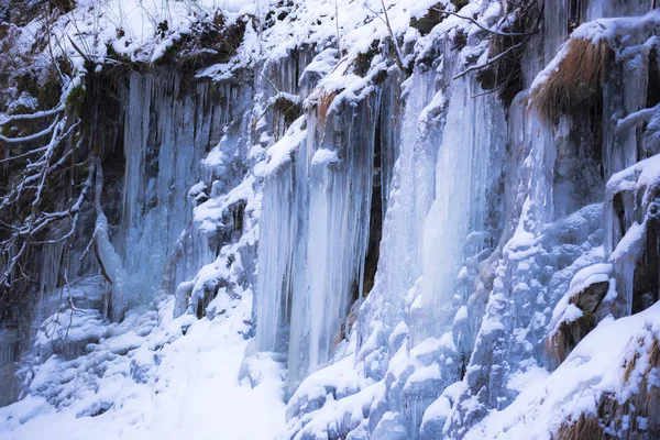 Riesige Kalte Eiszapfen Auf Dem Hintergrund Der Natur — Stockfoto