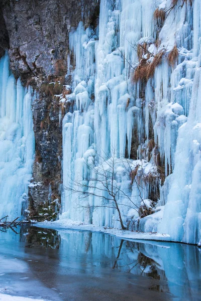 Riesige Kalte Eiszapfen Auf Dem Hintergrund Der Natur — Stockfoto