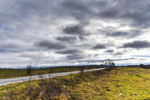 Bulutlu gökyüzü arka plan şaşırtıcı doğa manzaralı