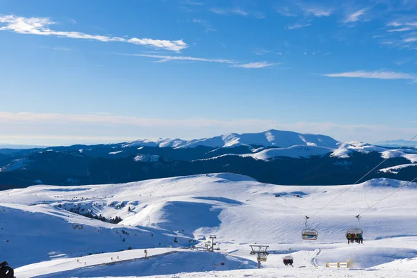 Besneeuwde Bergachtig Landschap Met Blauwe Hemel Mensen Skipiste — Stockfoto