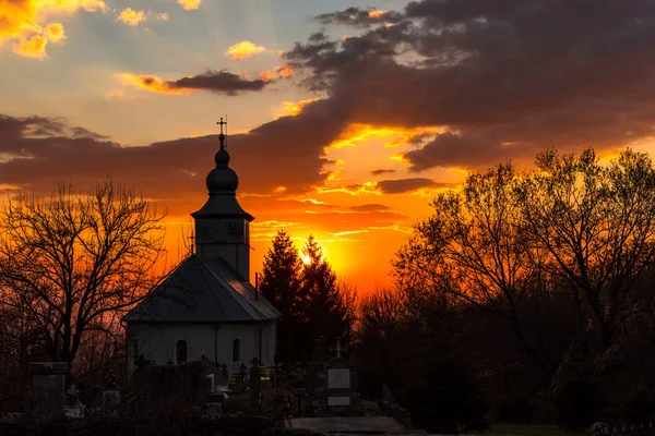 gün batımı gökyüzü ve kilise binası 