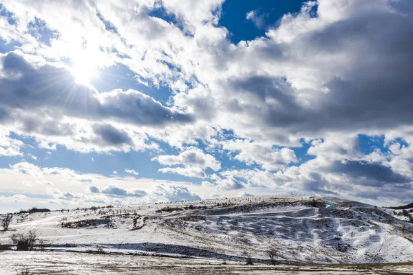 Bulutlu gökyüzü arka plan şaşırtıcı doğa manzaralı