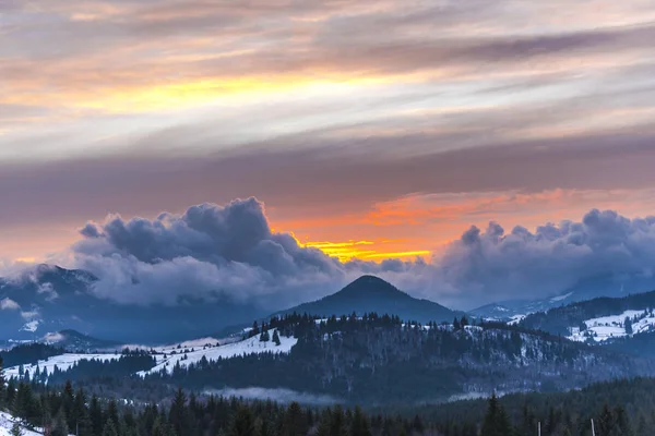 Bulutlu gökyüzü arka plan şaşırtıcı doğa manzaralı