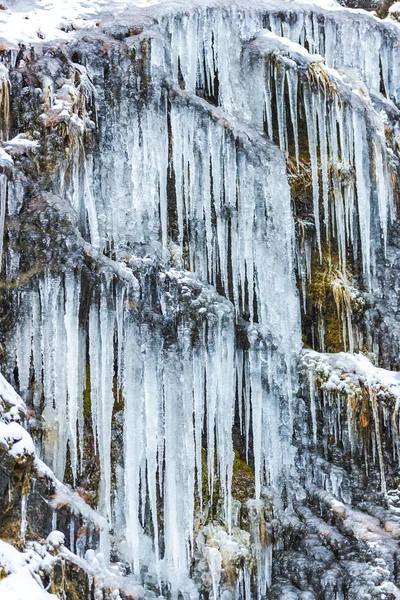 Ghiaccioli Freddi Enormi Sullo Sfondo Della Natura — Foto Stock