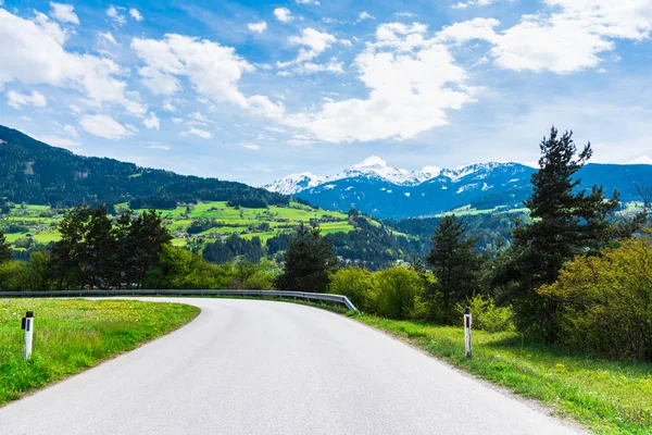 Bulutlu gökyüzü arka plan şaşırtıcı doğa manzaralı