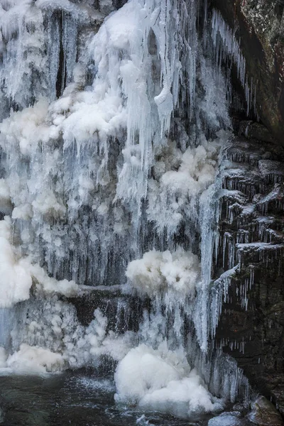 Riesige Kalte Eiszapfen Auf Dem Hintergrund Der Natur — Stockfoto