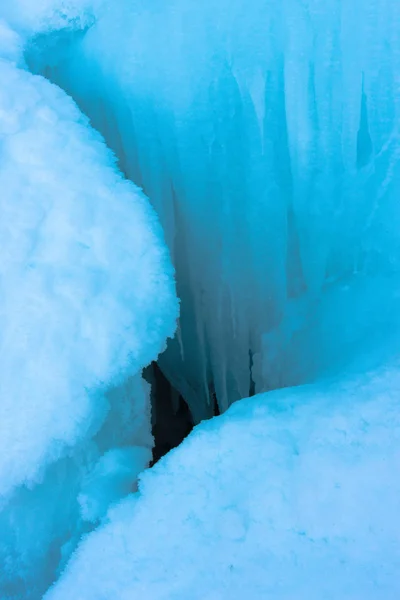 巨大的冷冰柱在自然背景 — 图库照片