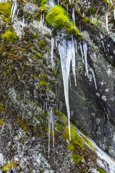 Enorme Koude Ijspegels Natuur Achtergrond — Stockfoto