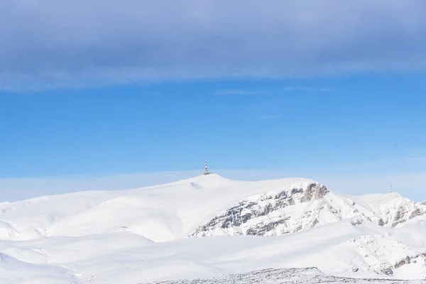 カルパチア山脈のスキーリゾートの雪の斜面 — ストック写真