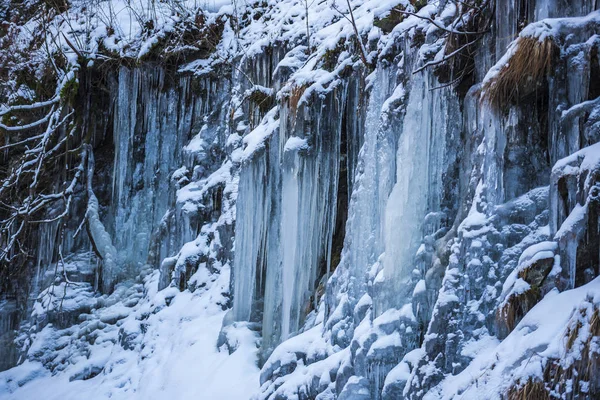 Doğa arka plan üzerinde büyük soğuk buz sarkıtları
