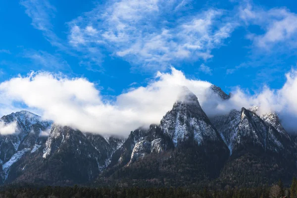 Erstaunliche Aussicht Auf Die Berge Mit Flauschigem Schnee Bedeckt — Stockfoto