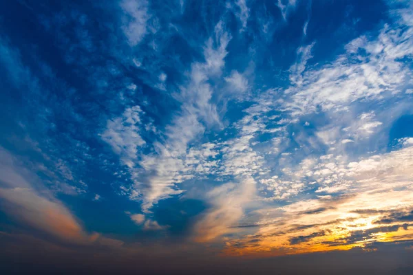 Bulutlu Gökyüzü Arka Plan Şaşırtıcı Doğa Manzaralı — Stok fotoğraf