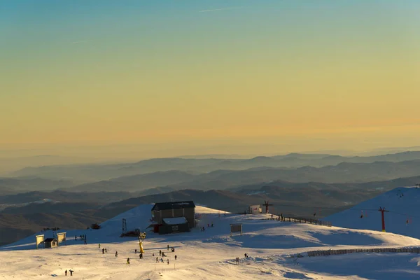 Kabarık Kar Kayak Insanlarla Kaplı Inanılmaz Dağ Manzarası — Stok fotoğraf