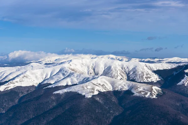 ふわふわの雪に覆われて素晴らしいマウンテン ビュー — ストック写真