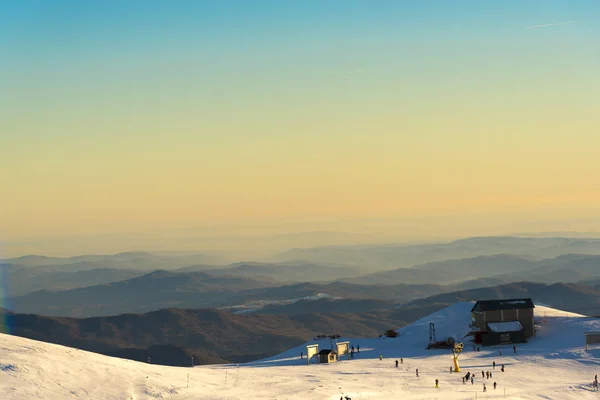 Kabarık Kar Kayak Insanlarla Kaplı Inanılmaz Dağ Manzarası — Stok fotoğraf