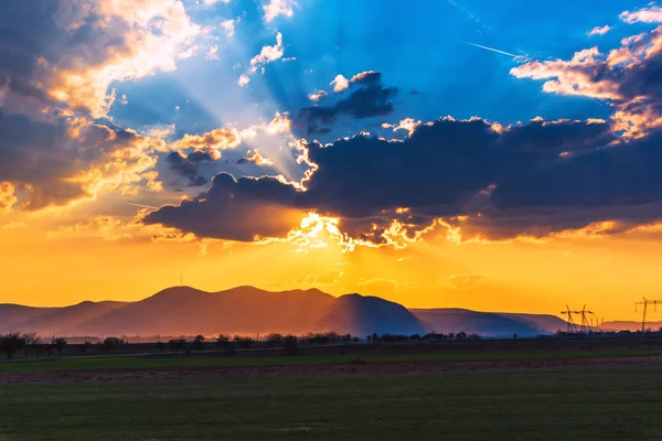 Cloudscape Piękne Zachód Słońca Światła Odległych Górach — Zdjęcie stockowe