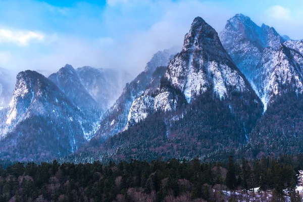 Besneeuwde Bergachtig Landschap Met Blauwe Hemel Skipiste — Stockfoto