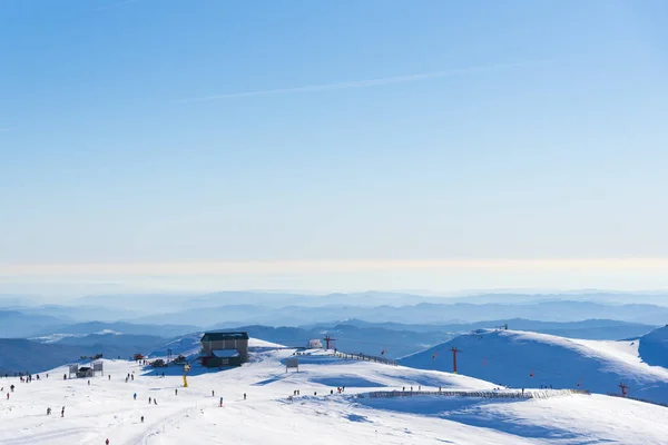 Χιονισμένο Ορεινό Τοπίο Μπλε Του Ουρανού Άτομα Πίστα Σκι — Φωτογραφία Αρχείου