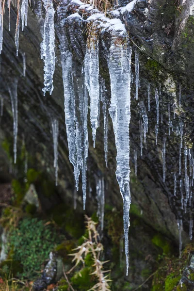 Doğa Arka Plan Üzerinde Büyük Soğuk Buz Sarkıtları — Stok fotoğraf
