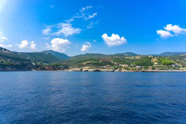 Vista Pitoresca Mar Colinas Verdes Céu Azul Nublado — Fotografia de Stock