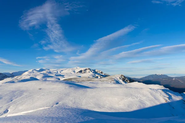 karlı dağlık manzara mavi gökyüzü, Kayak pisti ile
