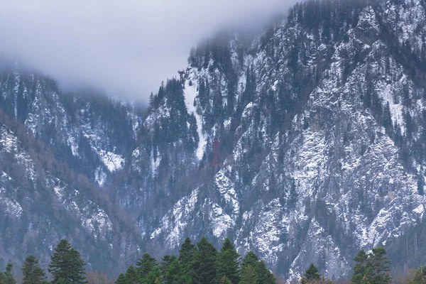 Kabarık karla kaplı dağ manzaralı şaşırtıcı