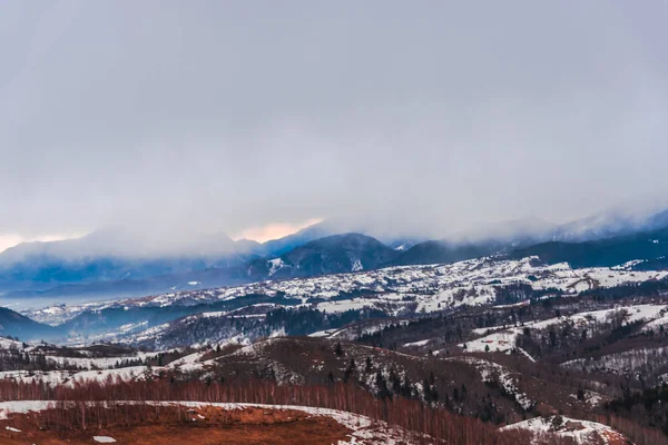 令人惊叹的山景覆盖着蓬松的雪 — 图库照片