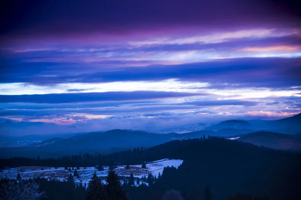 Violett Bewölkter Himmel Über Bergiger Landschaft — Stockfoto