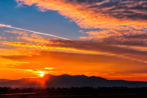 uzak Dağları ile canlı günbatımı cennet