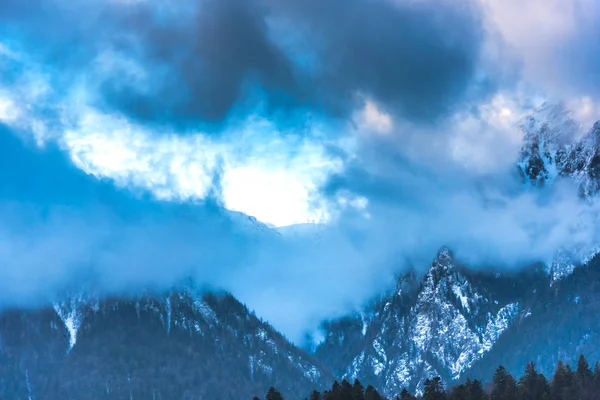 Bulutlu gökyüzü arka plan şaşırtıcı doğa manzaralı