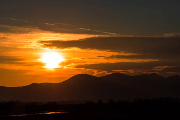 Vivid Sunset Cloudscape Distant Mountains — Stock Photo, Image