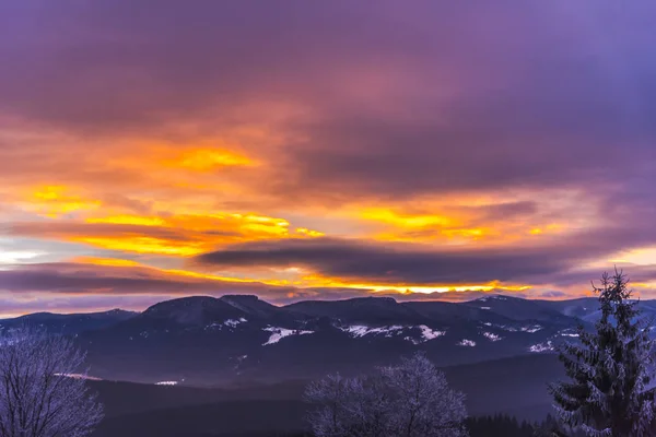 Atemberaubende Aussicht Auf Die Natur Mit Bewölktem Himmel Hintergrund — Stockfoto