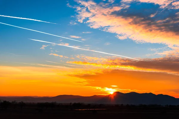 Lebendige Sonnenuntergangswolkenlandschaft Mit Fernen Bergen — Stockfoto