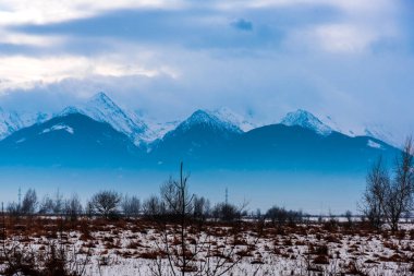 Kabarık karla kaplı dağ manzaralı şaşırtıcı