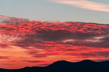 uzak Dağları ile canlı günbatımı cennet