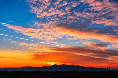 uzak Dağları ile canlı günbatımı cennet