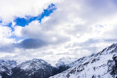 Bulutlu gökyüzü arka plan şaşırtıcı doğa manzaralı