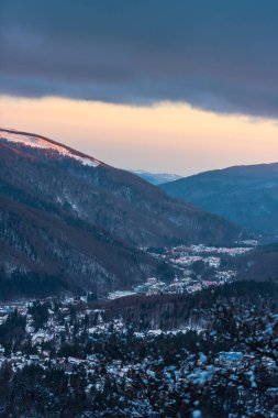 Karlı ağaçlar şaşırtıcı Doğa Manzaralı