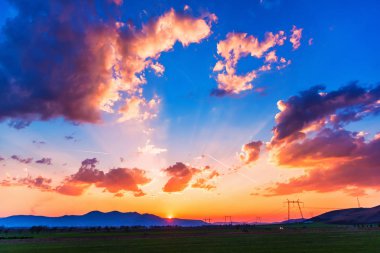 güzel doğa günbatımı ışık uzak Dağları ile