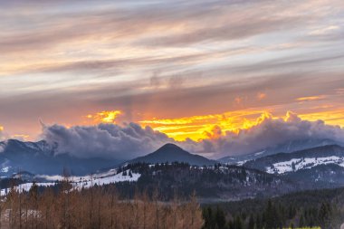 Bulutlu gökyüzü arka plan şaşırtıcı doğa manzaralı